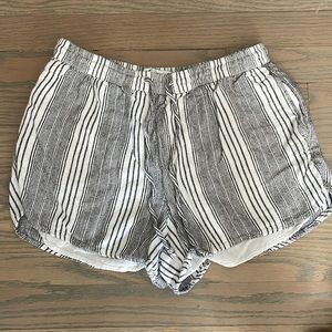 Hollister high rise shorts with lining